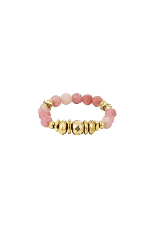elastische ring met roze rhodochrosiet kralen en goudkleurige kralen in verschillende vormen