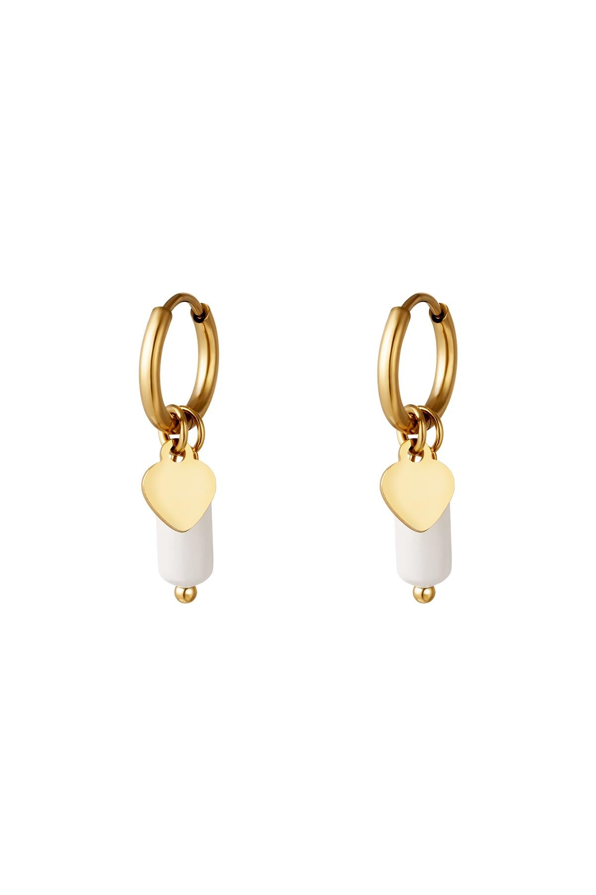 Goudkleurige kleine creolen met daaraan een hanger van langwerpige witte steen en goudkleurig hartje