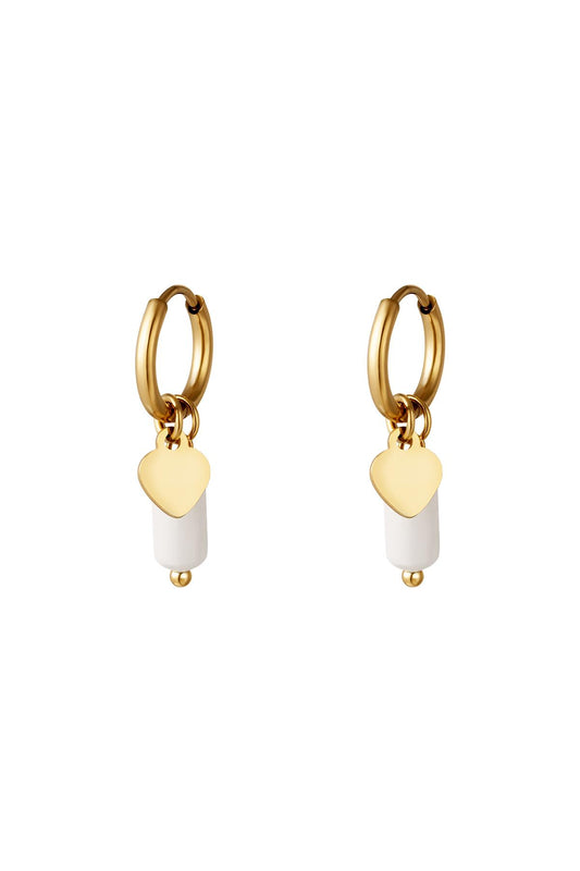 Goudkleurige kleine creolen met daaraan een hanger van langwerpige witte steen en goudkleurig hartje