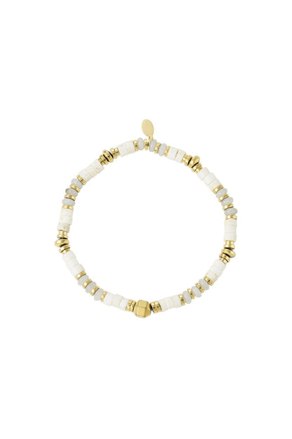 elastische armband met goudkleurige kralen en witte hematiet stenen
