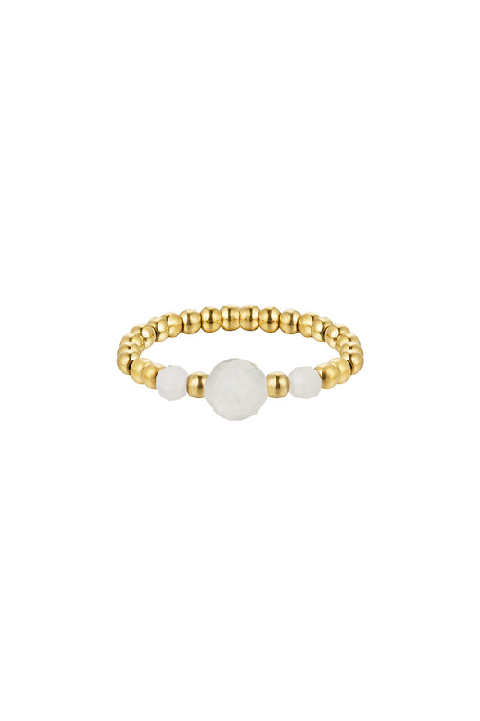 elastische ring van goudkleurige ronde kralen en twee kleine en één grote witte hematiet stenen