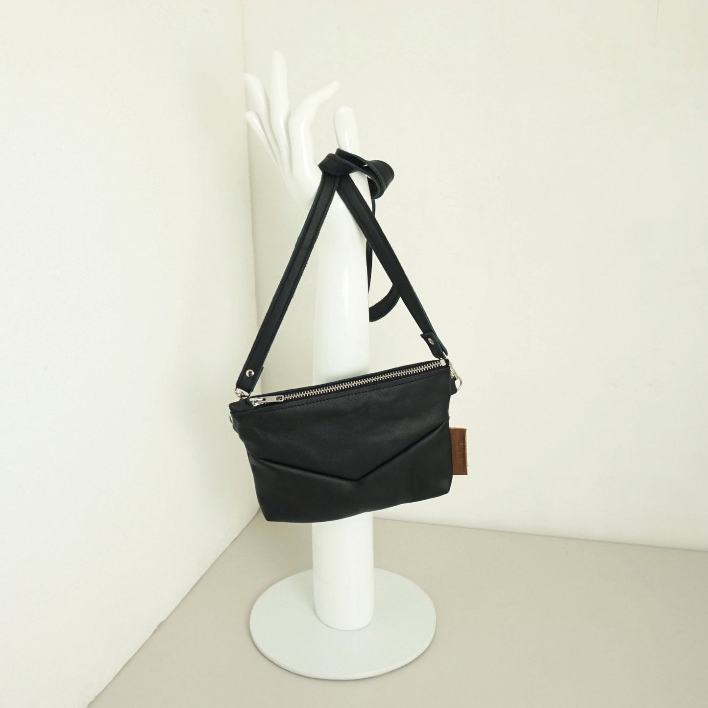 Recyclede Leren Schoudertas Zwart Naomi Rachel Tíman Small Bag