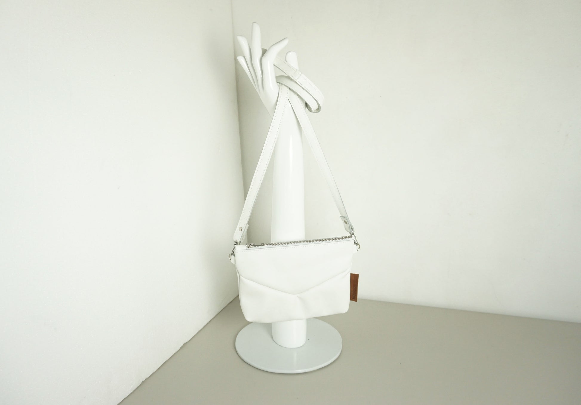 Handtas van gerecycled wit leer met rits en v-stiksel en schouderband
