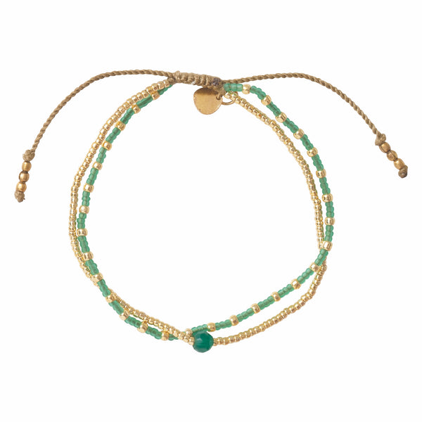 Armband van het merk A Beautiful Story met een gouden streng en aventurijn edelsteen en een streng met groene en gouden kralen