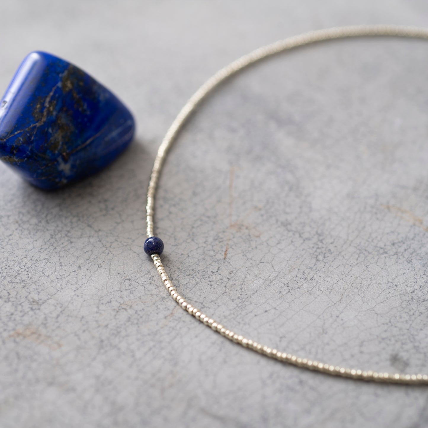 Ketting Flora met zilveren glaskralen en lapis Lazuli van A Beautiful Story Fairtrade sieraden