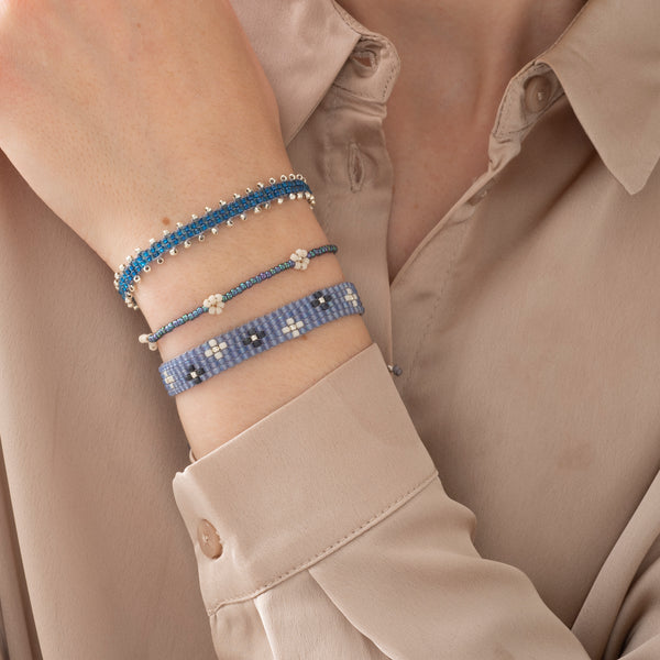 Model met Verstelbare armband van blauwe glaskralen en witte bloemetjes en Blue lace Agaat edelsteen van het merk A Beautiful Story