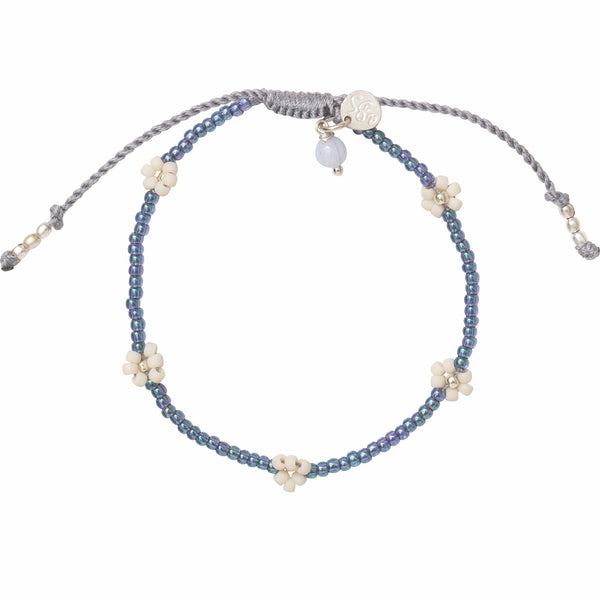 Verstelbare armband van blauwe glaskralen en witte bloemetjes en Blue lace Agaat edelsteen van het merk A Beautiful Story