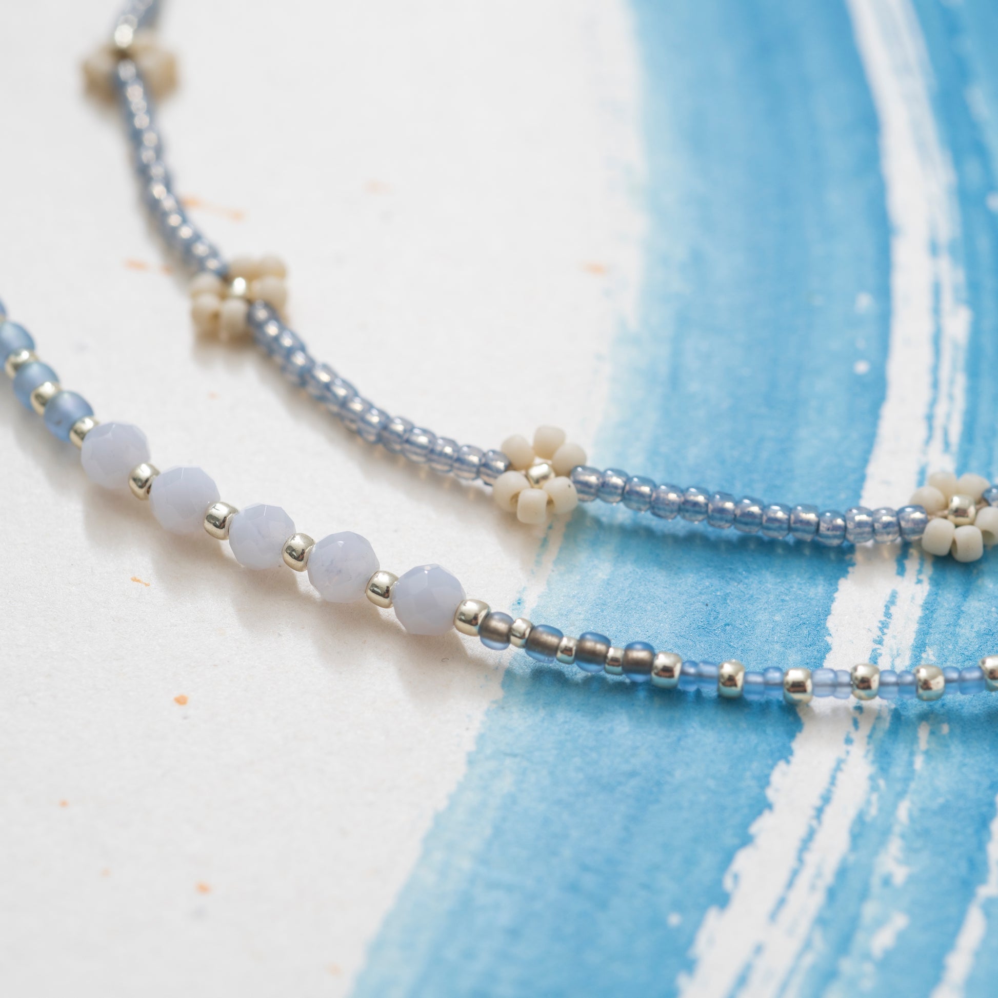 Korte ketting met blauwe, grijze en zilveren glaskralen en vijf blue lace agaat edelstenen in het midden van het merk A Beautiful Story