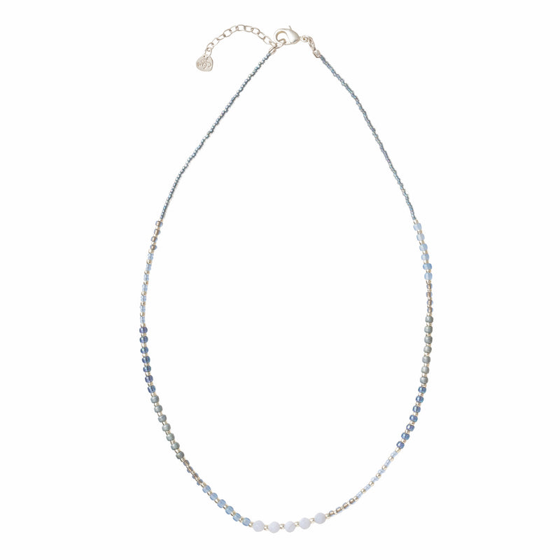 Korte ketting met blauwe, grijze en zilveren glaskralen en vijf blue lace agaat edelstenen in het midden van het merk A Beautiful Story