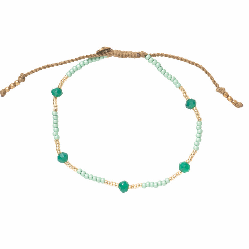 verstelbare armband met groene en goudkleurige kralen en vijf aventurijn steentjes