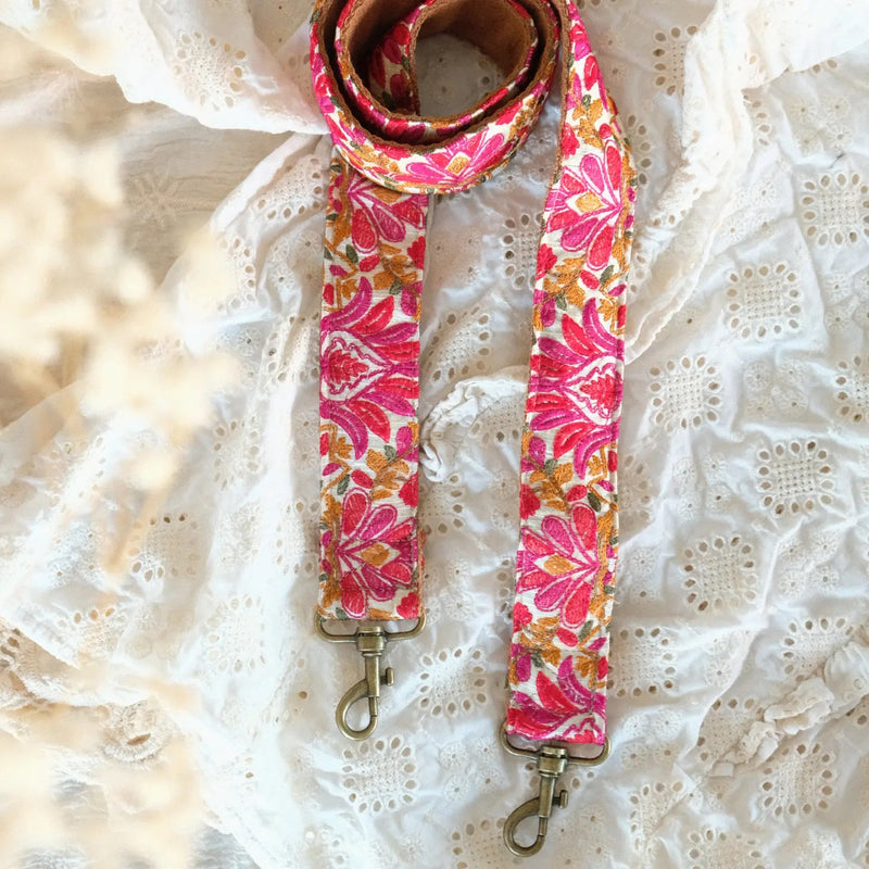 telefoon/tasriem handgemaakt van witte stof met lotus bloemen in meerdere kleuren roze en geel