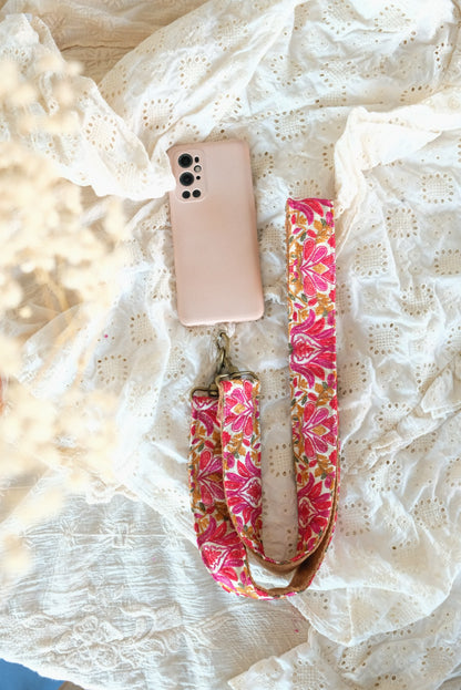 telefoon/tasriem handgemaakt van witte stof met lotus bloemen in meerdere kleuren roze en geel aan telefoon vast gemaakt