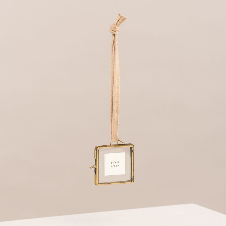 Mini goudkleurig hanglijstje met katoenen lint en tekst powervrouw