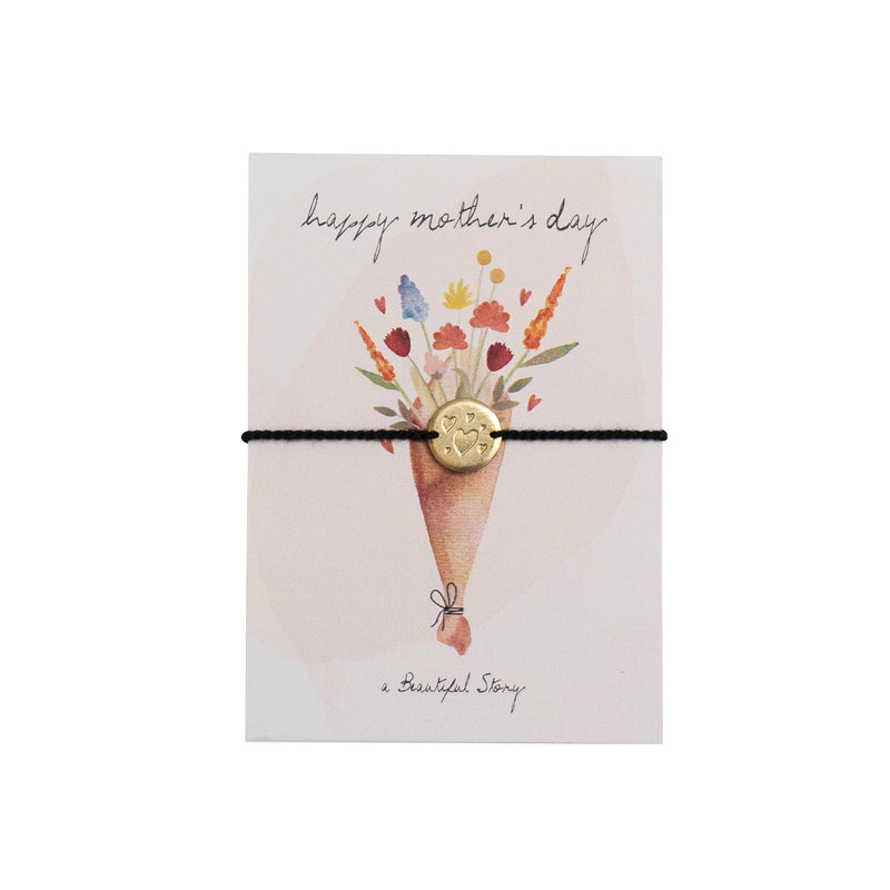 Klein kaartje met een waterverf afbeelding van een veldboeket met een armbandje van zwart katoendraad met een goudkleurig muntje met hartjes. Op de kaart staat Happy Mother's day geschreven.